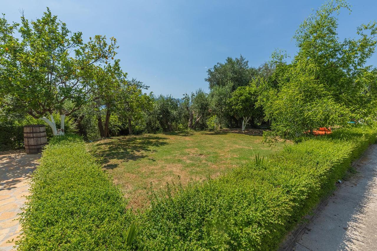 Hotel Dini Radhimë Esterno foto
