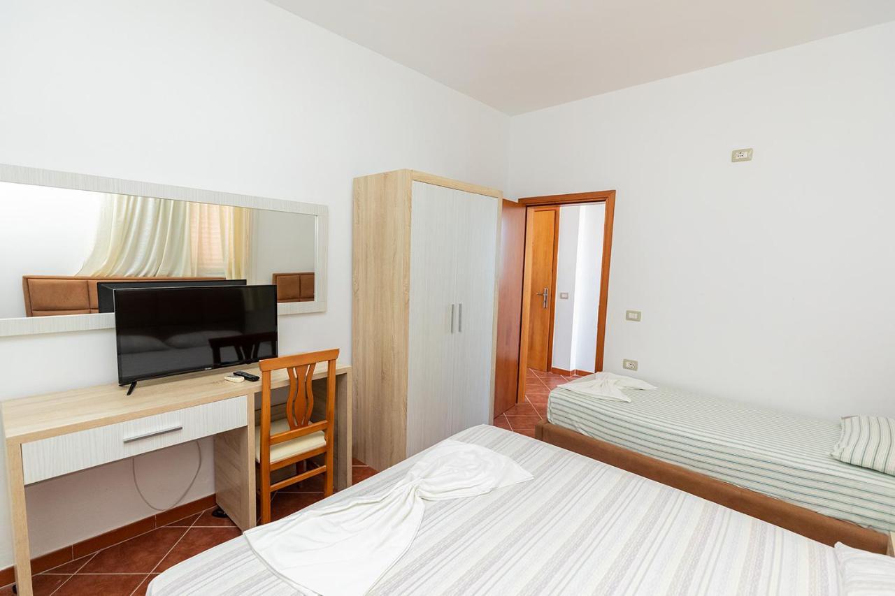 Hotel Dini Radhimë Esterno foto