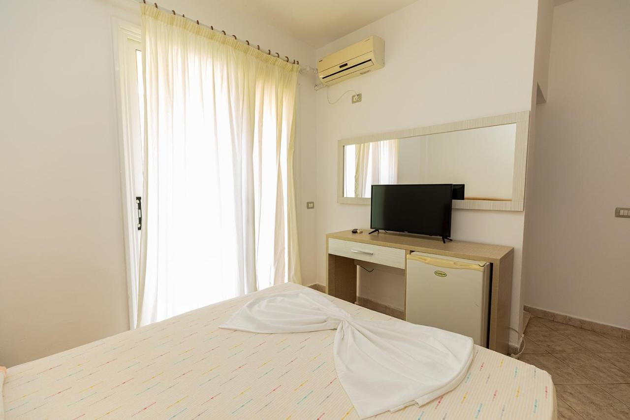 Hotel Dini Radhimë Esterno foto