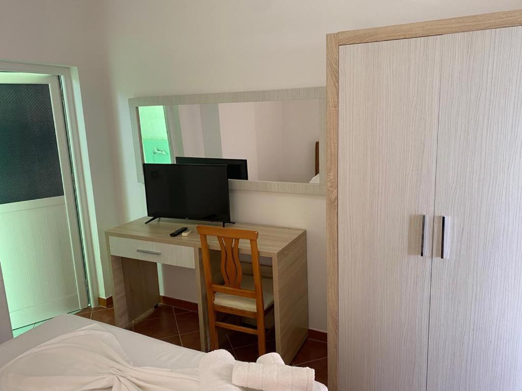 Hotel Dini Radhimë Esterno foto