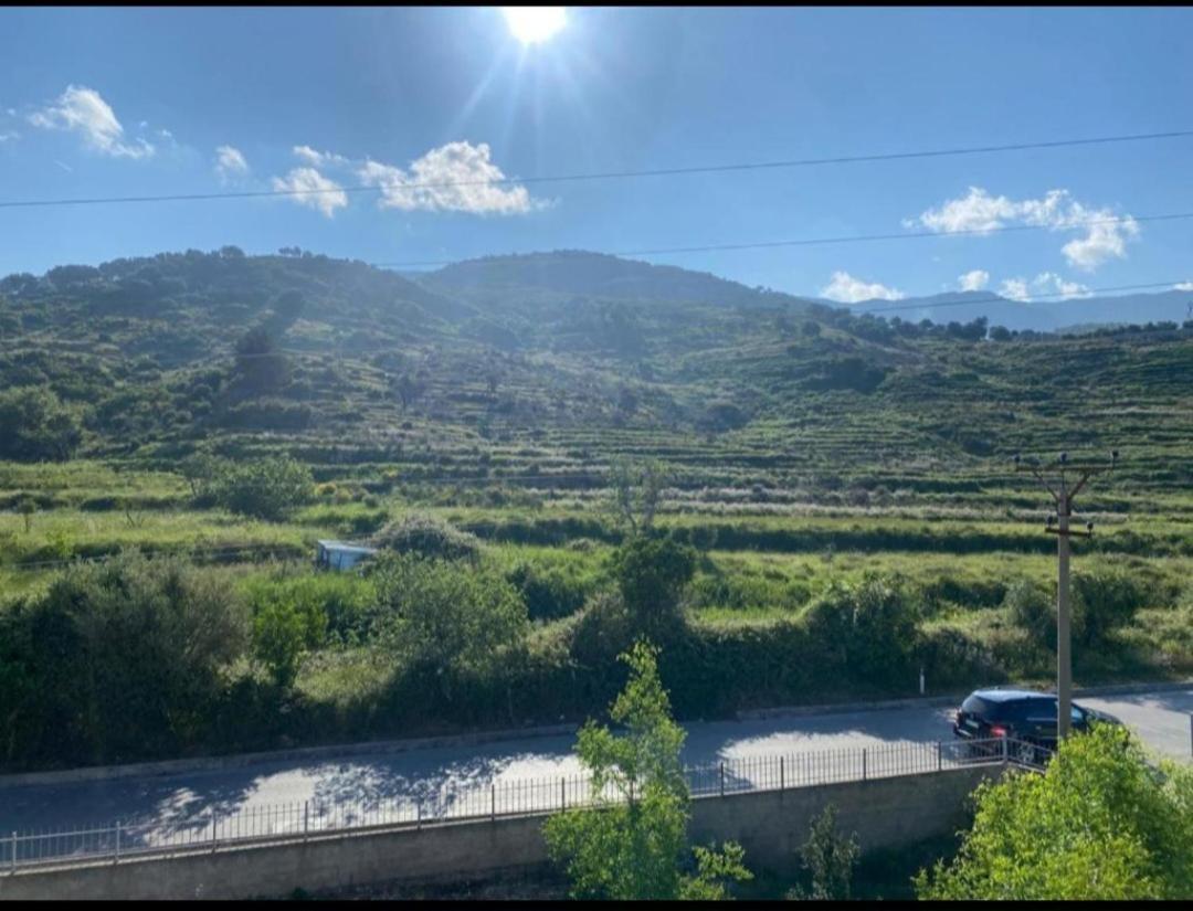 Hotel Dini Radhimë Esterno foto