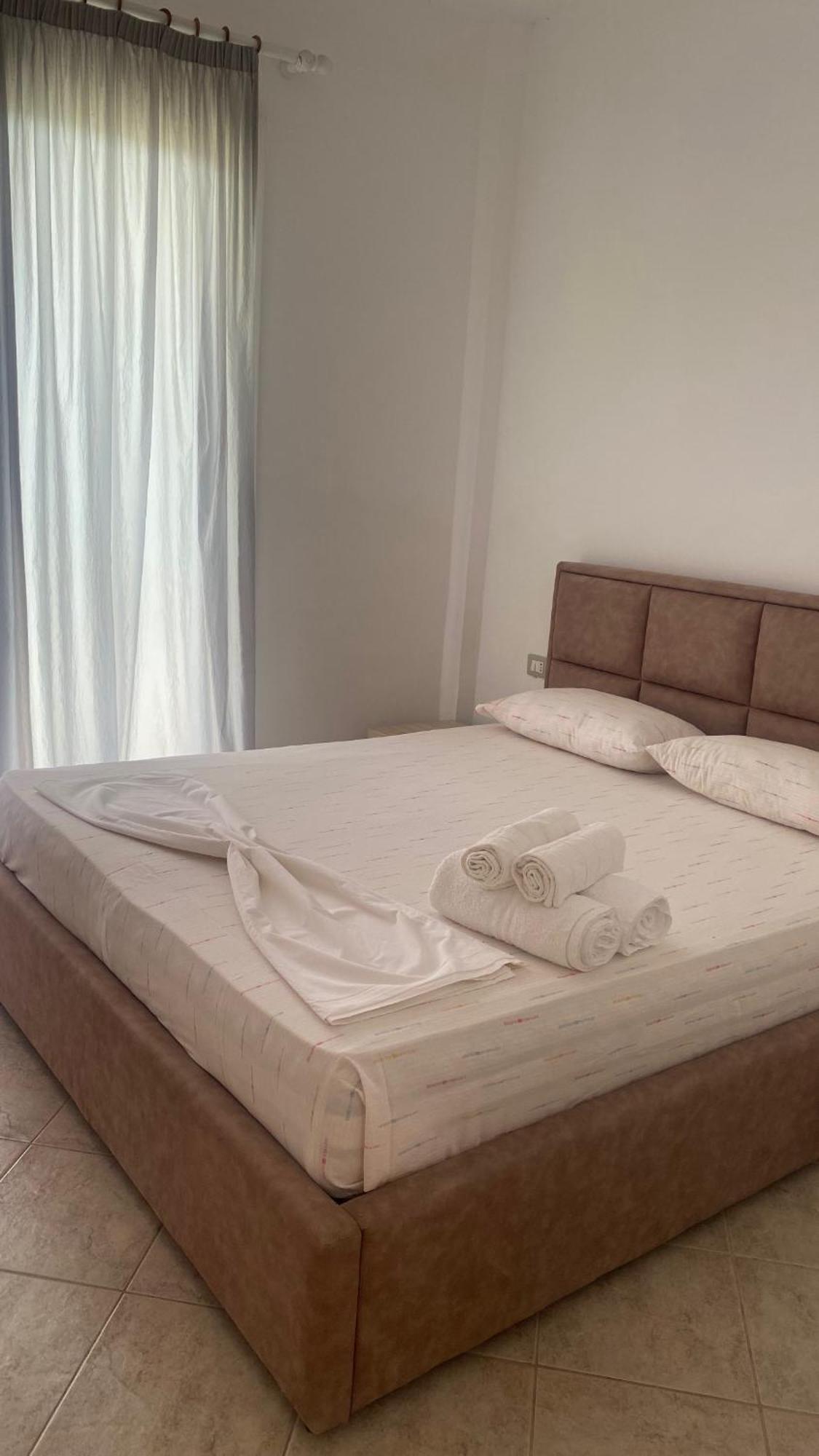 Hotel Dini Radhimë Esterno foto
